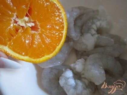 Креветки немного посолить и полить апельсиновым соком.Оставить на 15 мин.