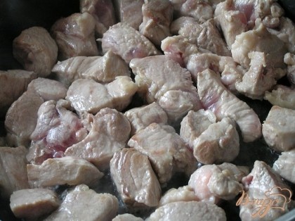 Свинину нарезать на порционные кусочки (3х3 см), обжарить на растительном масле до румяной корочки,