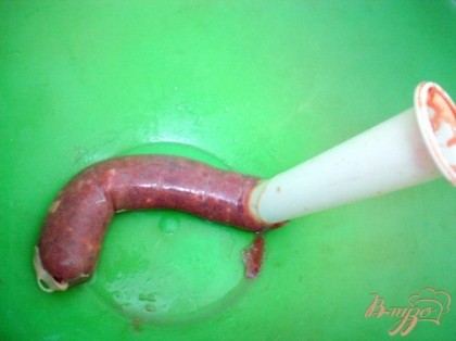 Через колбасную трубочку начинить кишки.Если такой нет, отрезать горлышко и часть пластиковой бутылки, чтобы получилась воронка.