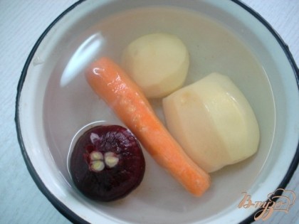 Подготовить картофель,лук и морковь Картофель порезать и отправить варится.