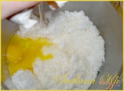 Смешиваем творог,1 яйцо, сахар, щепотку соли, тщательно растираем творог ложкой. Можно добавить ванилин.
