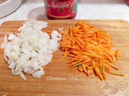 Лук и морковь мелко нарезать.