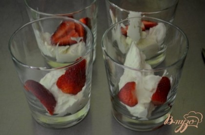Разложим слоями ягоды и фрукты в приготовленные стаканы с широким горлышком. Чередуя взбитые сливки,ягоды и мюсли сливки с йогуртом.