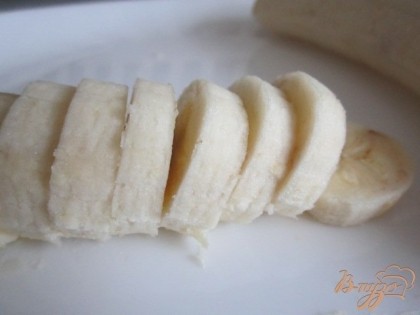 Бананы нарезать на кусочки.