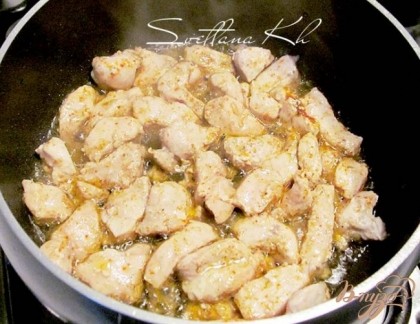 Нарезать куриное филе на мелкие кусочки, чем мельче, тем быстрее приготовится. В сотейник налить пару ложек растительного масла и выложить филе. Добавить соль, хмели-сунели, чили, паприку. Жарить 5 минут.