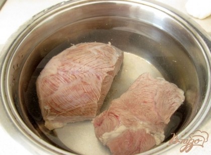 Мясо промыть  несколько раз, залить холодной водой и поставить варить. После закипания снять пену и варить 2 часа. Если  это свинина, то достаточно 1,5 часов. Конечно, лучше брать не постное мясо, с жирком, например - шейную часть.