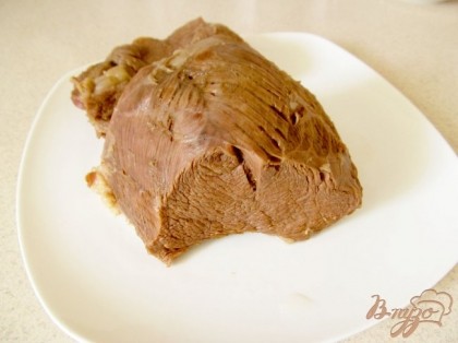 Достаньте мясо из бульона и натрите его специями и чесноком. Заверните в фольгу и поставьте на час в холодильник.