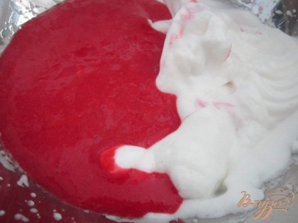 Соединить ягодную и белковую смеси, аккуратно перемешивая.