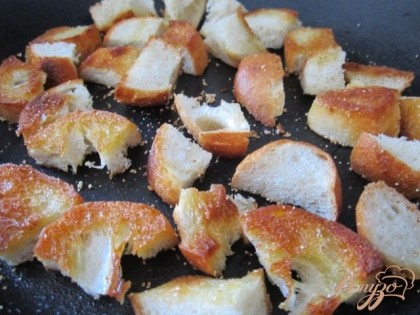 Сковороду смазать оливковым маслом и выложить кусочки хлеба. Поджарить с обеих сторон.Затем посолить и посыпать сухим чесноком.