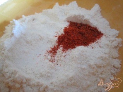 Муку разделить на две части. 25 гр. муки смешать с солью и специями по вкусу.