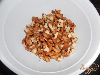 Орехи грецкие нарезать на кусочки.