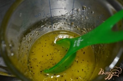 Отдельно смешать в емкости апельсиновый сок, уксус, оливковое масло, соль и черный перец.