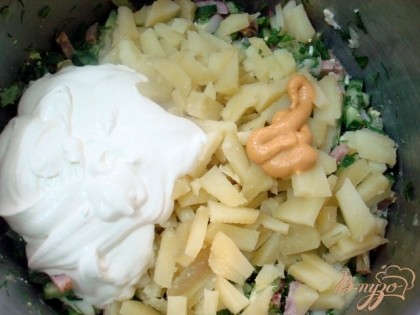 Нарезаем картофель, добавляем, горчицу, сметану.