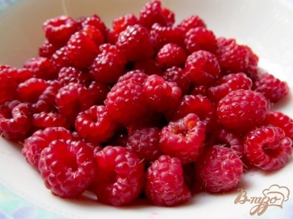 1 ст. ягод смешать с сахаром и протереть через сито, чтобы освободить от мелких косточек. Остальные ягоды промыть и оставить целыми для наполнения и украшения.