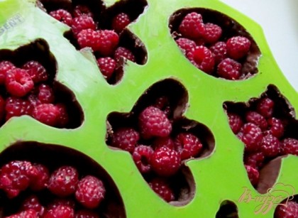 Вытащить формы из холодильника и уложить в них свежие ягоды.