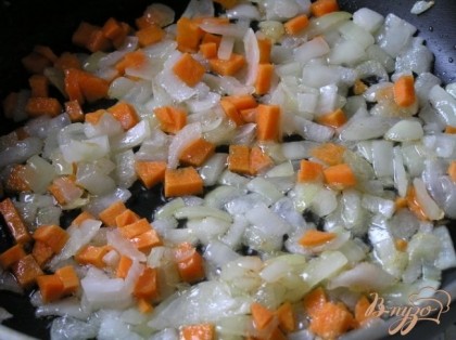Приготовить грибную начинку. Для этого обжарить мелко нарезанный лук и морковь до мягкости.