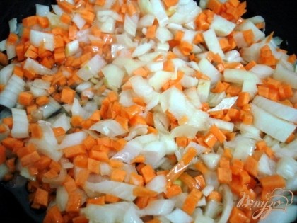 Лук и морковь, мелко нарезаем и жарим на растительном масле.