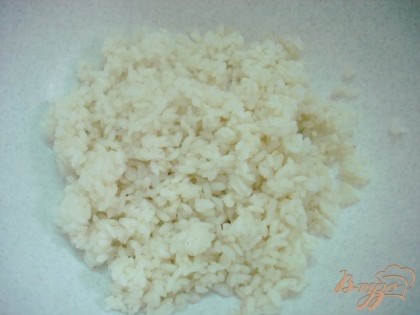 Рис отвариваем в большом количестве воды 5-7 минут, воду сливаем.