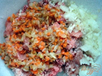 Соединяем, мясо, рис, лук и морковь, яйца заправляем по вкусу солью и перцем.
