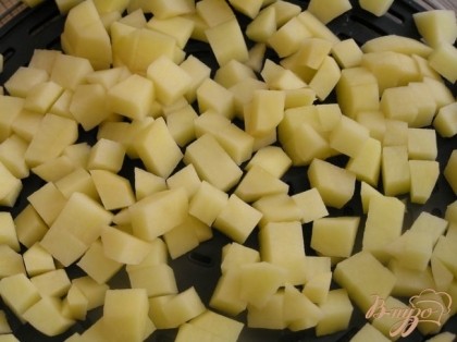 Очистить свеклу и картофель. Нарезать кубиками. Очистить и мелко нарезать лук. Нашинковать капусту. Очистить и нарезать морковь. Картофель положить в чашу №2.