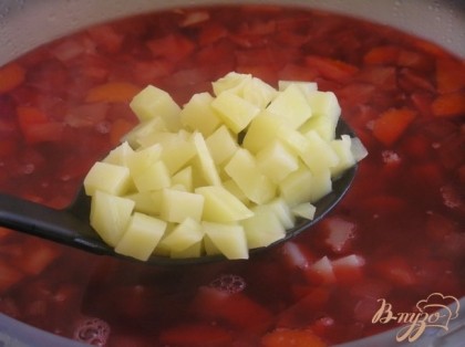 В чашу для супа положить картофель. Поставить чашу №3 на поддон для капель. Попробовать фасоль на мягкость и, в зависимости от результата пробы, выбрать время приготовления еще около 5-15 минут. Нажать кнопку пуска.