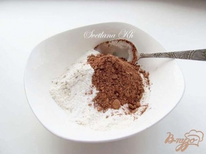Рисовую муку, ванилин, разрыхлитель и какао просеять в миску.