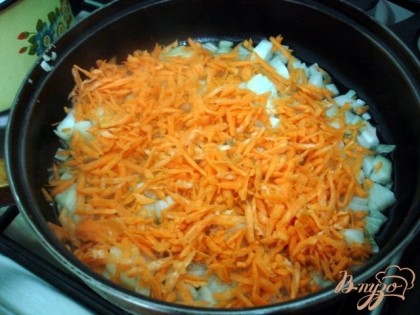 К луку добавить морковь и жарить вместе.