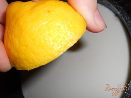 В молоко добавить лимонный сок и перемешать, оставить в теплом месте на 2 часа.