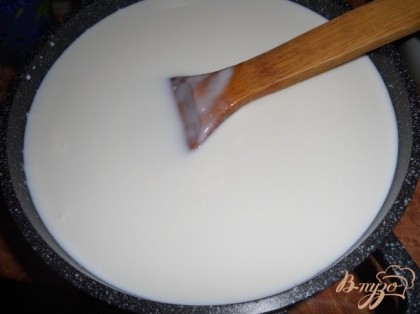 Через 2 часа в молоко добавить йогурт и перемешать, йогурт должен быть натуральный. Теперь ставим на средний огонь и доводим до кипения.