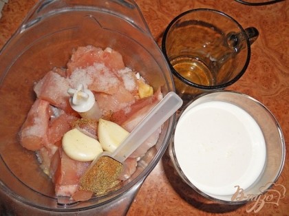 Куриную грудку порезать кусочками и сложить в блендер, добавить соль и перец, специи по вкусу и чеснок.