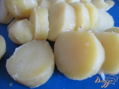Картофель почистить от кожуры и нарезать на кружочки.