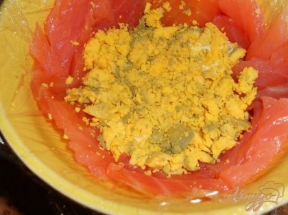 На сливочный соус выкладываем порезанные желтки.