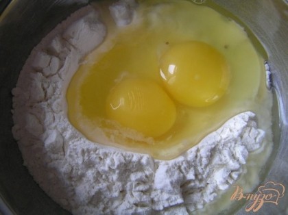 Приготовить тесто. Яйца смешать с мукой и щепоткой соли.