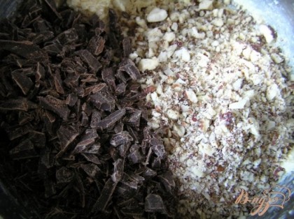 Добавить измельченные орехи и шоколадные чипсы (рубленный шоколад или стружку), перемешать.