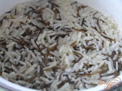 Рис залить водой 375 мл, довести до кипения, варить 15-17 минут (до полуготовности).