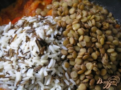Рис и чечевицу добавить в сковороду к овощам, перемешать.