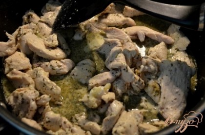 На сковороде растопить слив.масло. Выложить куриные кусочки,посолить и поперчить и обжаривать до готовности.
