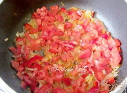 Лук поджарить в ложке масла, добавить перец и помидоры. Слегка все поджарить, добавить воду и тушить 5 минут.