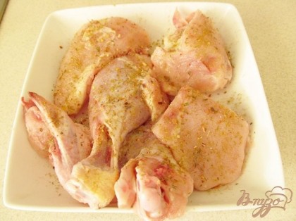 Кусочки курицы вымыть, обсушить, посолить, посыпать специями для курицы и дать промариноваться 15 минут.