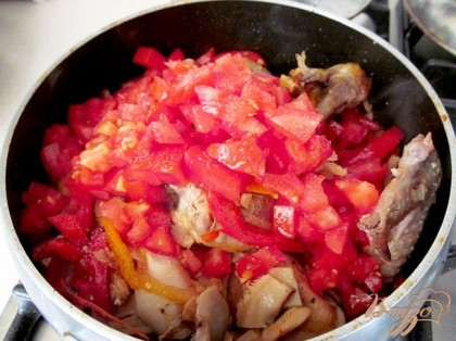 Добавить грибы и помидоры. Накрыть крышкой и тушить 15 минут. Проверить на соль, перец.