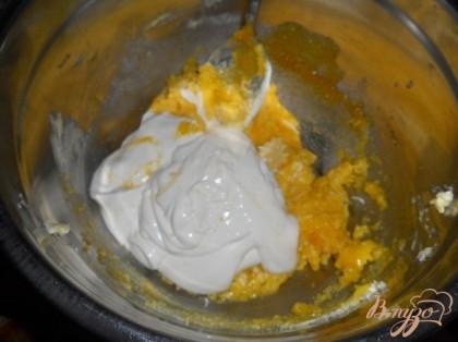 Приступим к приготовлению. Яйца разделить на желтки и белки, желтки растереть с 70 г сахара и маслом, добавить сметану и перемешать.Добавить разрыхлитель и  муку и замесить мягкое тесто.