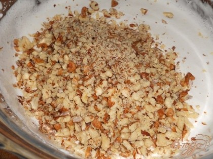 Белки взбить с остальным сахаром до крепких пиков и аккуратно вмешать рубленые орехи - орехи можно использовать любые.