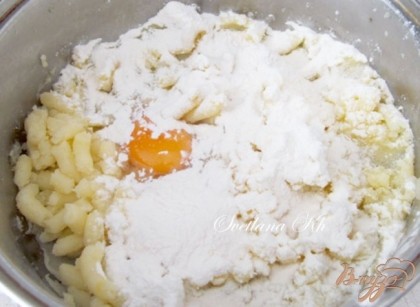 Картофель отварить, размять, добавить яйцо, муку, соль и перец. Замесить мягкое тесто. Смешивать ложкой, так как тесто довольно мягкое. И чем меньше муки, тем  получится вкуснее.