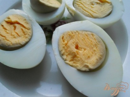 Яйца очистить и разрезать пополам.