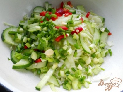 Лук зеленый измельчить и добавить в салат.