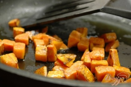 Морковь промыть, почистить, не крупно нарезать и обжарить на растительном масле. Морковь должна стать мягкой.
