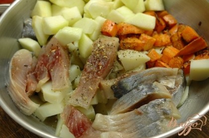 В мисочку сложить ломтики сельди, остывшую морковь, отварной картофель (очищенный и нарезанный кубиками), яблоко (мякоть, нарезанная кубиками).Посолить, поперчить.