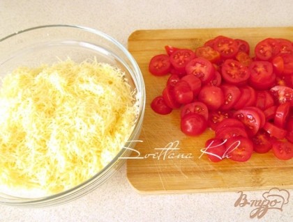 Сыр натереть, а помидоры нарезать мелкими кубиками.