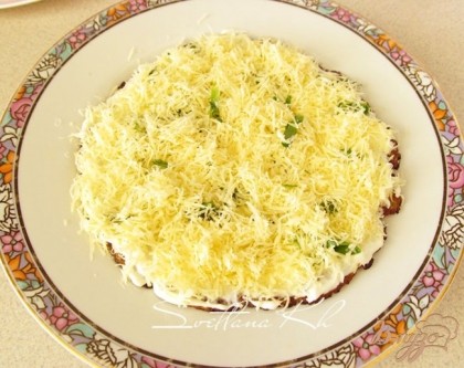 На тарелку выложить испеченный блин, смазать его майонезной заправкой, посыпать зеленью и сыром.