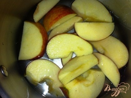 Для приготовления яблочного отвара: 1 яблоко, 400 мл воды, 1 столовая ложка сахара, палочка корицы (по желанию)